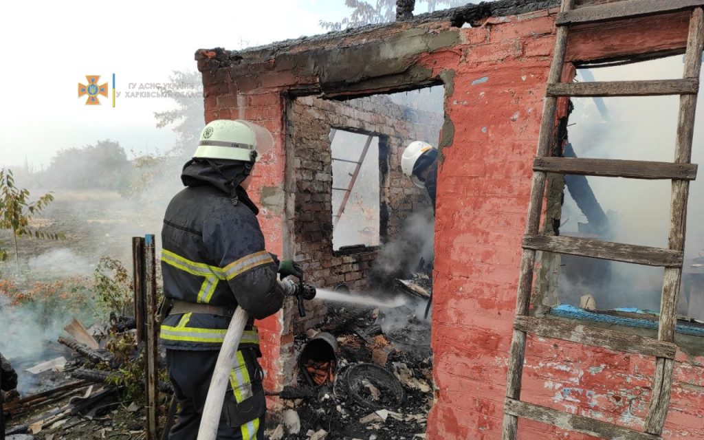 Харьковские спасатели не дали загореться частному дому (фото)