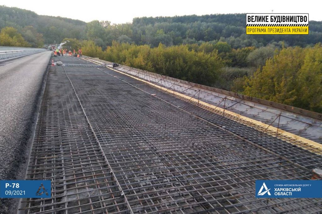 На Харьковщине продолжают ремонтировать мост — движение ограничено (фото)