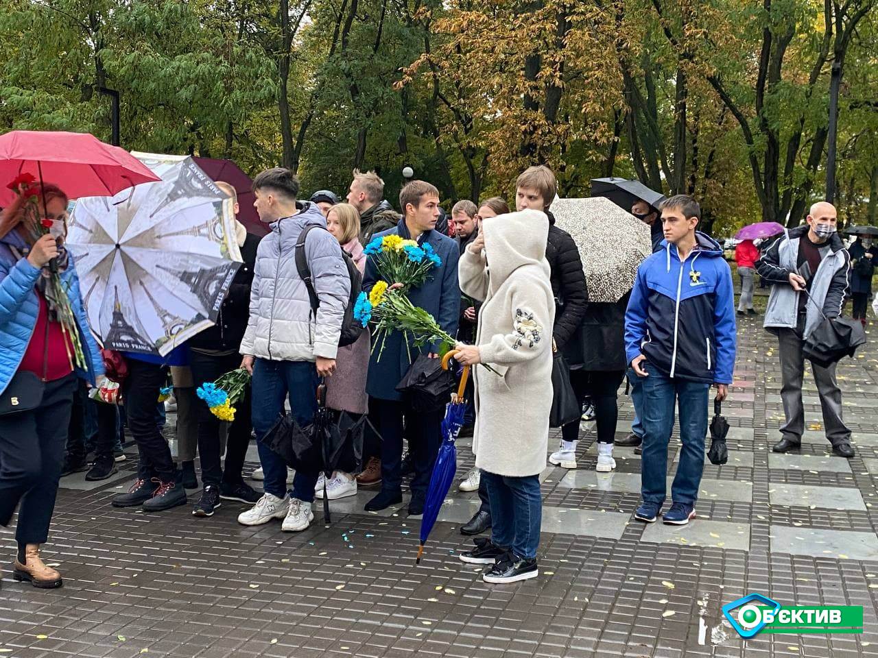 Харьковчане принесли цветы к Монументу защитникам Украины