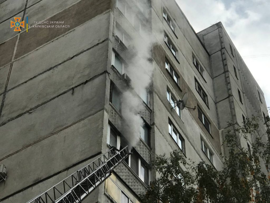 Спасатели погасили пожар в многоэтажке в Харькове (фото)