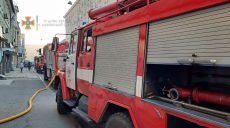 Харьковские спасатели ликвидируют пожар в жилом здании (видео)