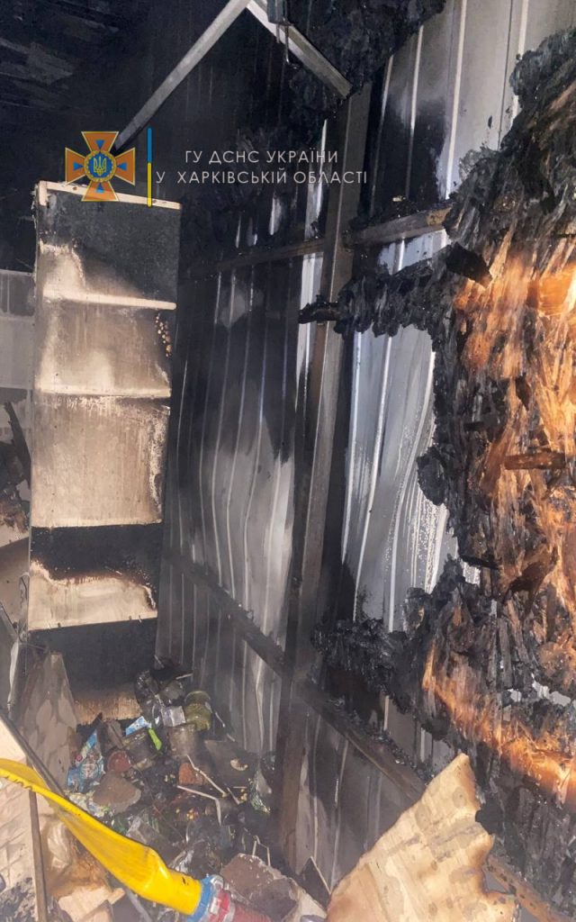В Харькове сгорел торговый павильон (фото)
