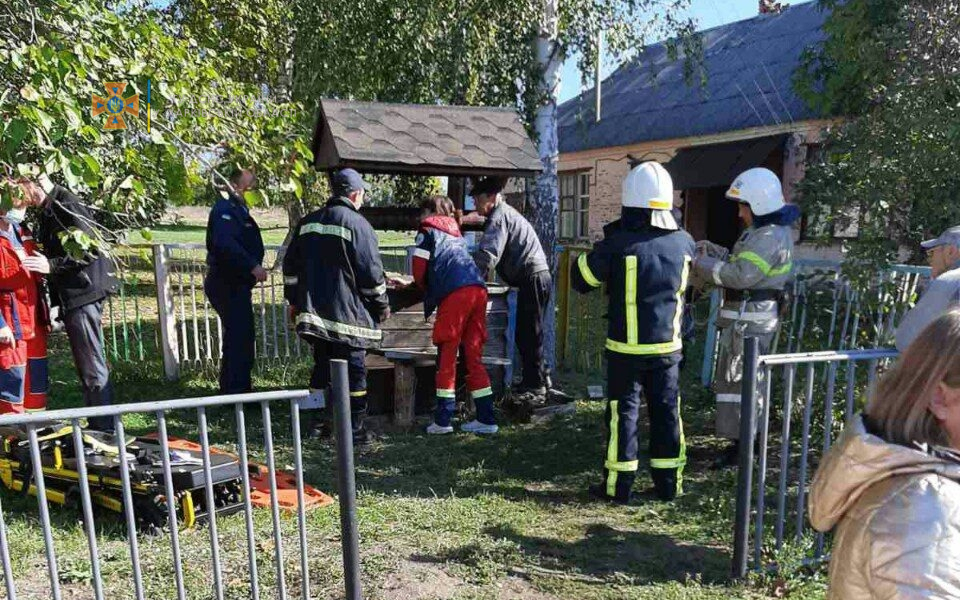 Харьковские спасатели подняли женщину из двенадцатиметрового колодца (фото)