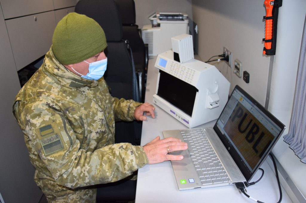 Харьковские пограничники учатся распознавать поддельные документы