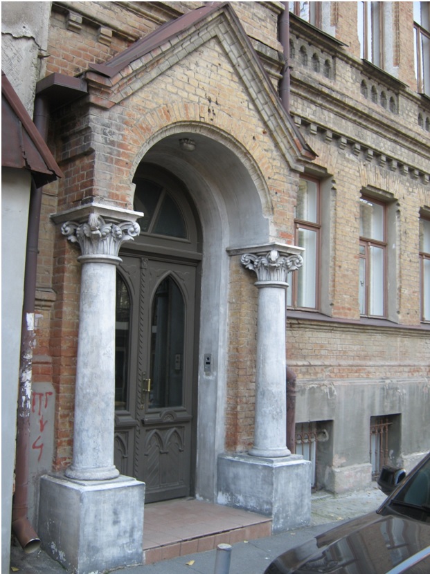 Вход в здание с колоннами на ул. Дарвина в Харькове