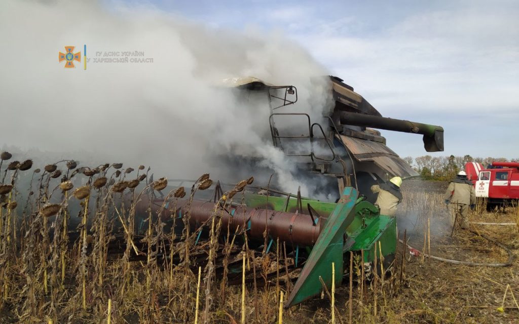 На Харьковщине на поле горел комбайн (фото)
