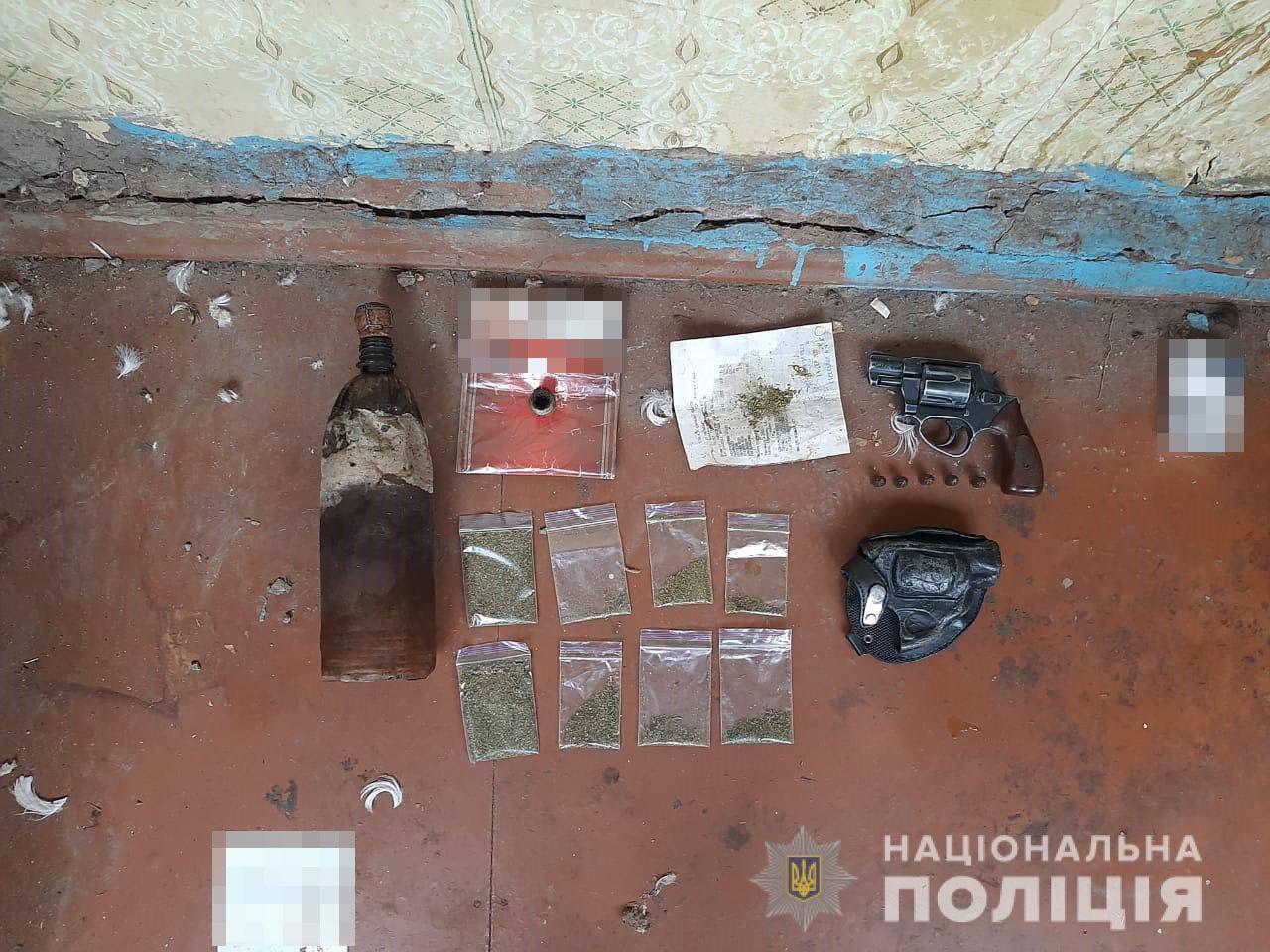 Полиция нашла у харьковчанина наркотики и пистолет