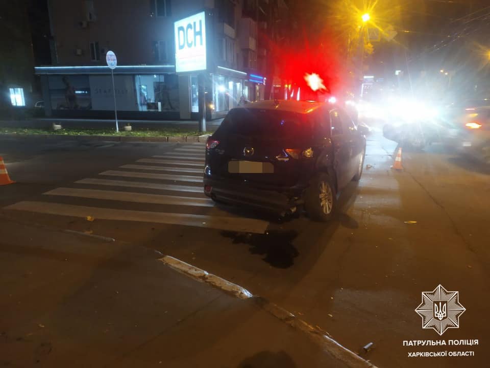 Mazda в Харькове едва не сбила пешеходов — подробности ДТП от полиции (видео, фото)