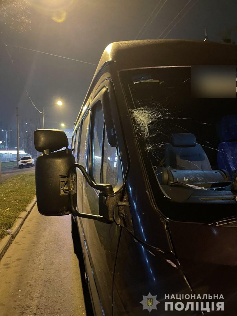 Полиция устанавливает личность мужчины, погибшего под колесами Mercedes-Benz Sprinter (фото)