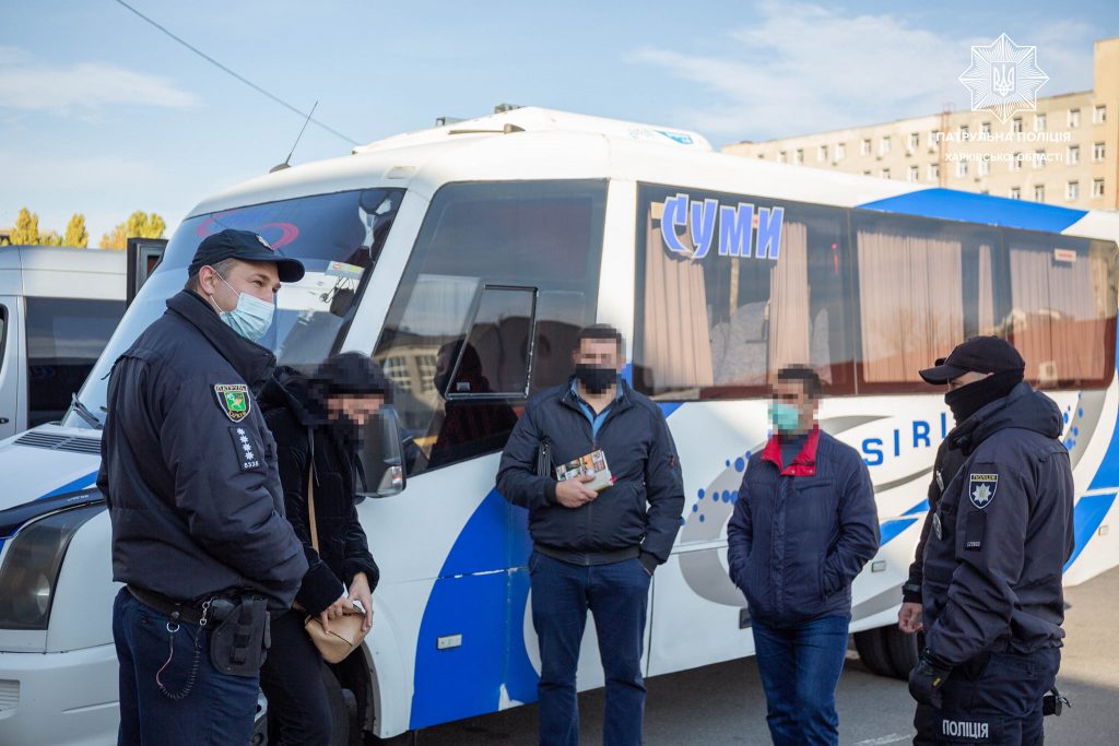 Карантин. В Харькове патрульные проверяют общественный транспорт (фоторепортаж)