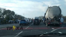 Под Харьков местные жители перекрыли трассу (фото, видео)