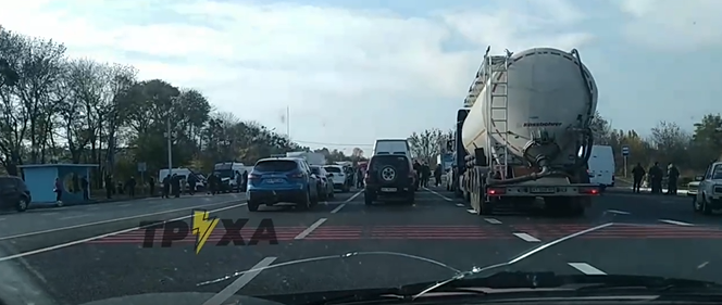 Под Харьков местные жители перекрыли трассу (фото, видео)