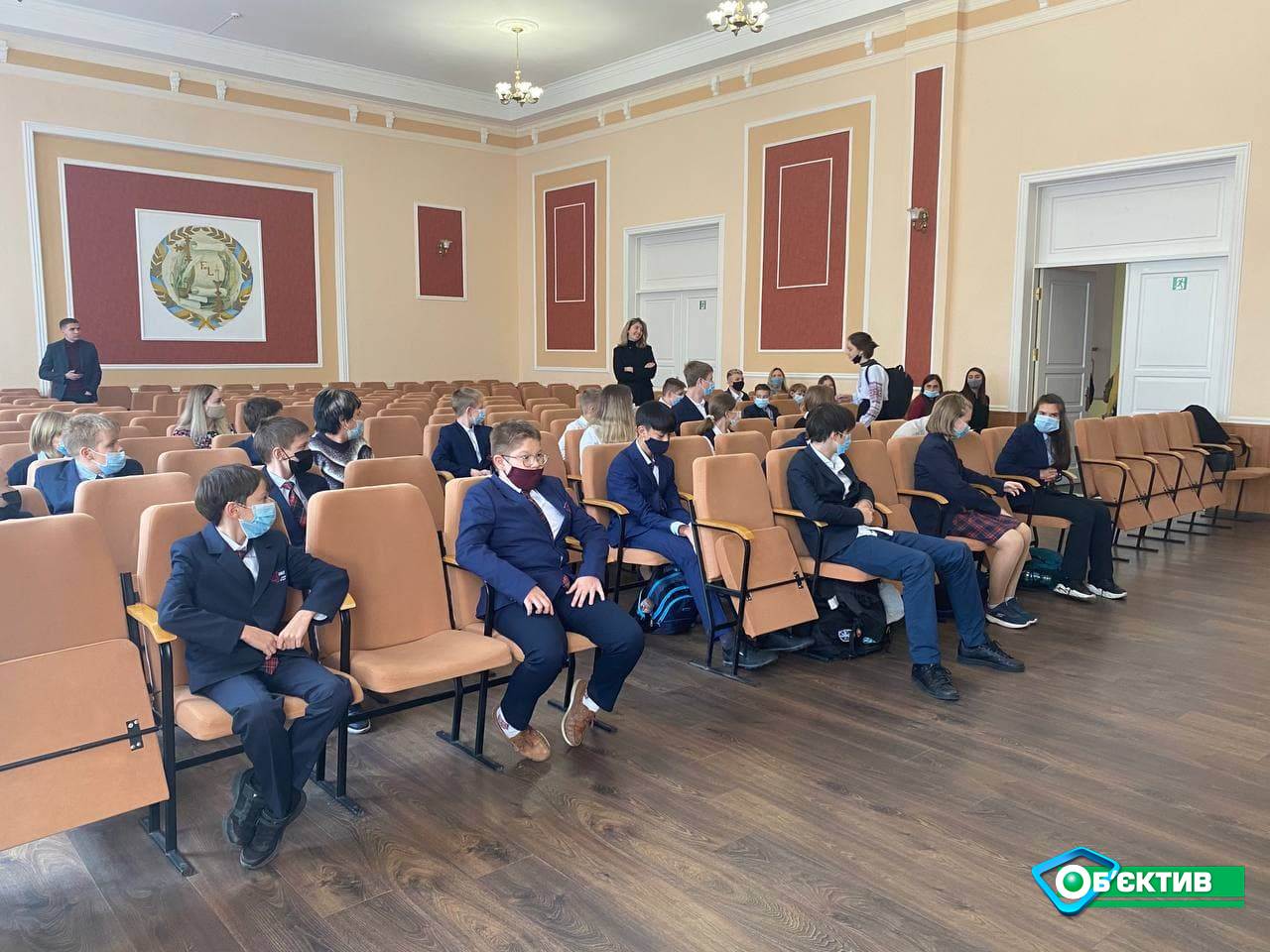 Харьковские школьники начали получать "карточки харьковчан"
