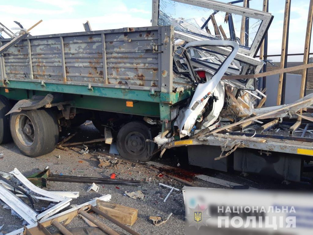 В ДТП на Харьковщине погиб 25-летний водитель: столкнулись грузовики (фото)