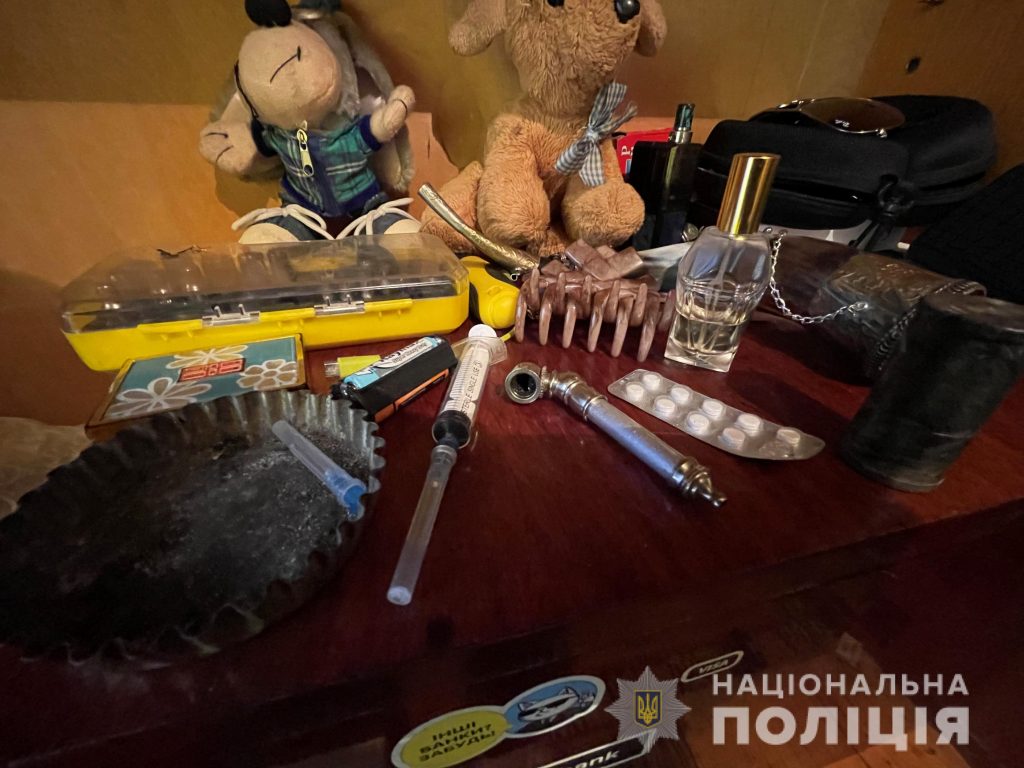 Опиум, метадон, каннабис и амфетамин: в Харькове прикрыли наркопритон (фото)