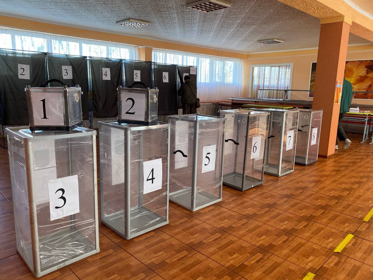 Как члены избирательных комиссий готовят участки к выборам мэра Харькова в условиях пандемии 
