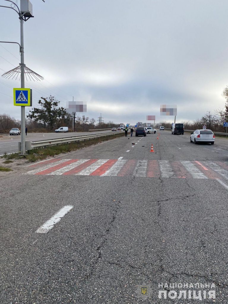 В пригороде Харькова водитель BMW насмерть сбил пешехода (фото)