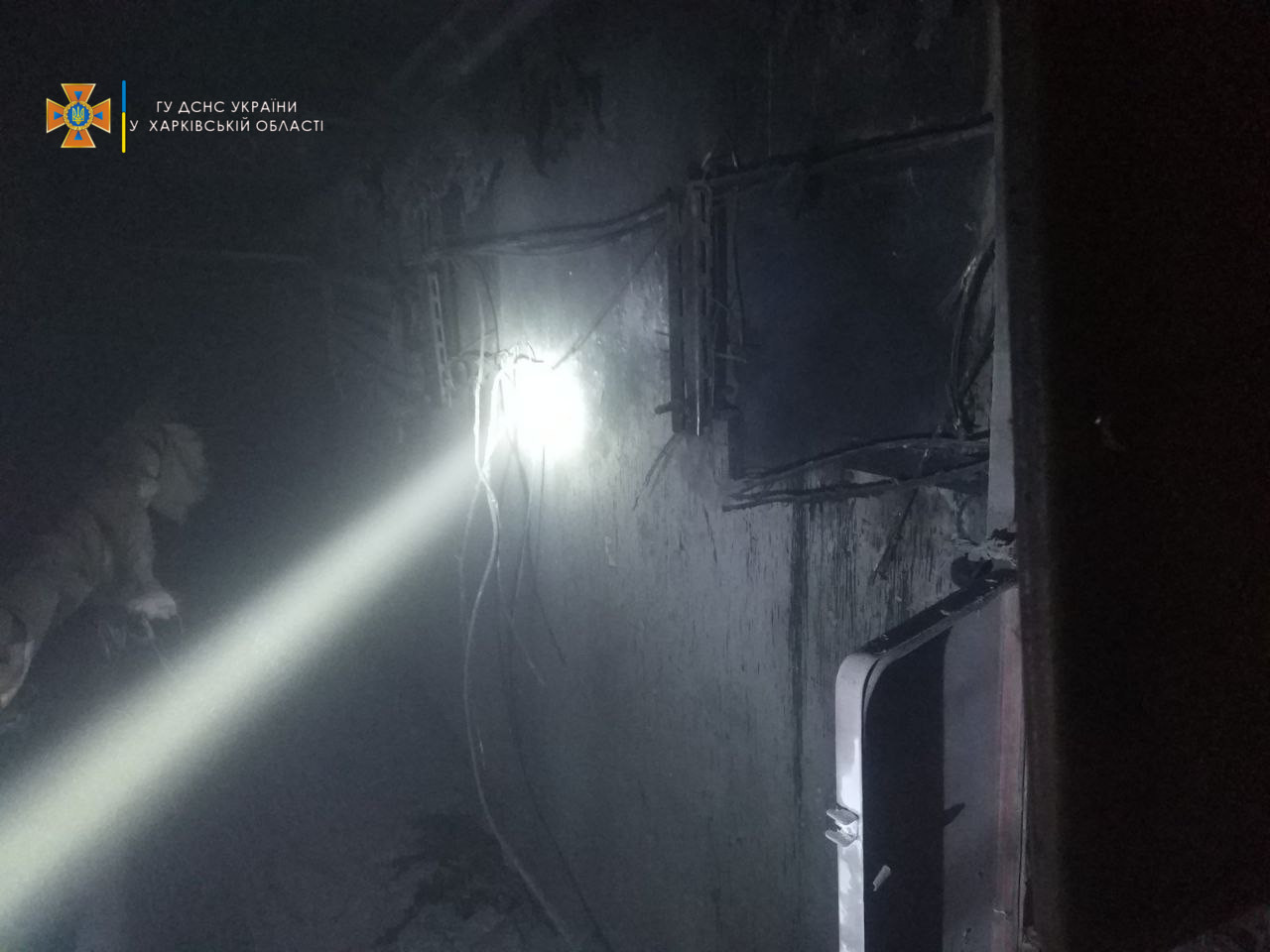 В Харькове на пожаре спасли женщину, которая застряла в лифте (фото)