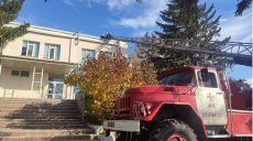 Сильный ветер едва не сорвал металлопрофиль с крыши больницы (фото)