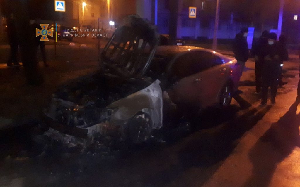 В Харькове ночью сгорело элитное авто (фото)