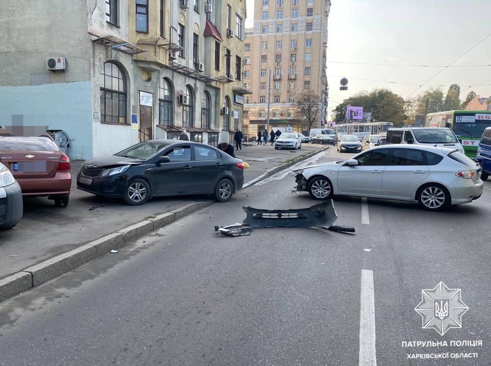 В Харькове четыре легковушки не поделили дорогу (фото)