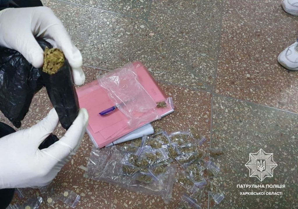Харьковчанин с 82-мя свертками наркотиков убегал от копов (фото)