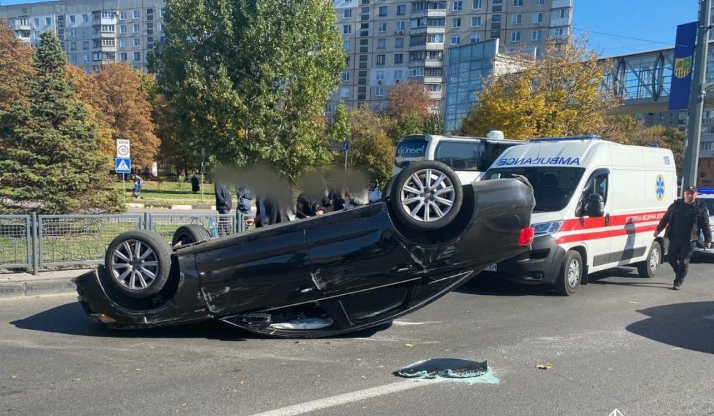 В Харькове Audi и Mercedes не поделили проспект: есть пострадавшие