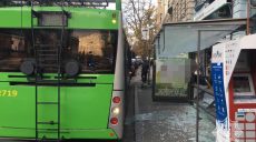В центре Харькова троллейбус разнес остановку