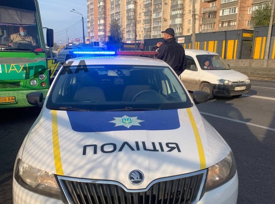 В Харькове полицейского не выпускали из автобуса: водителю грозит до 3 лет лишения свободы (видео)