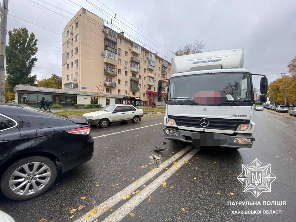 В центре Харькова грузовик влетел в Toyota (фото)