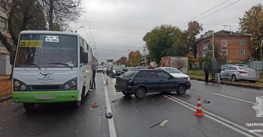 В Харькове произошло тройное ДТП с участием маршрутки