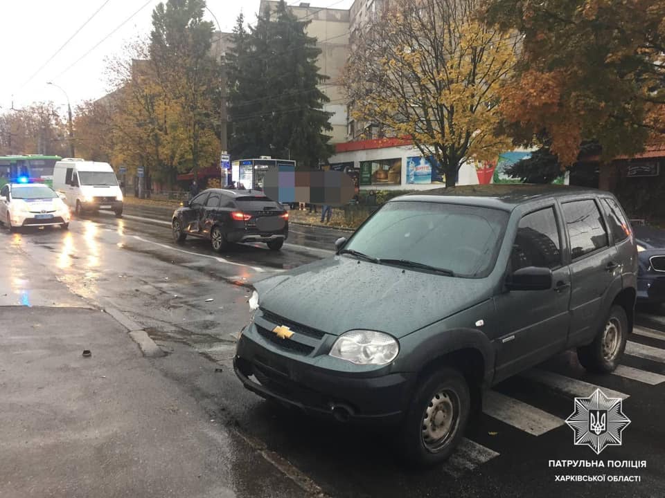 В Харькове легковушки не поделили дорогу: одного из водителей увезли на «скорой»