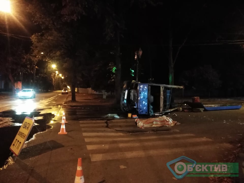 Смертельная авария в Харькове: на перекрёстке не разминулись Honda и бус (фоторепортаж)