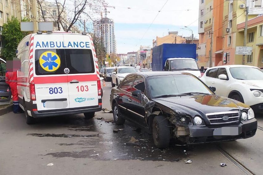 В Харькове карета скорой помощи попала в ДТП