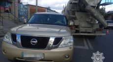 В Харькове грузовик нарушил ПДД и протаранил две машины (фото)