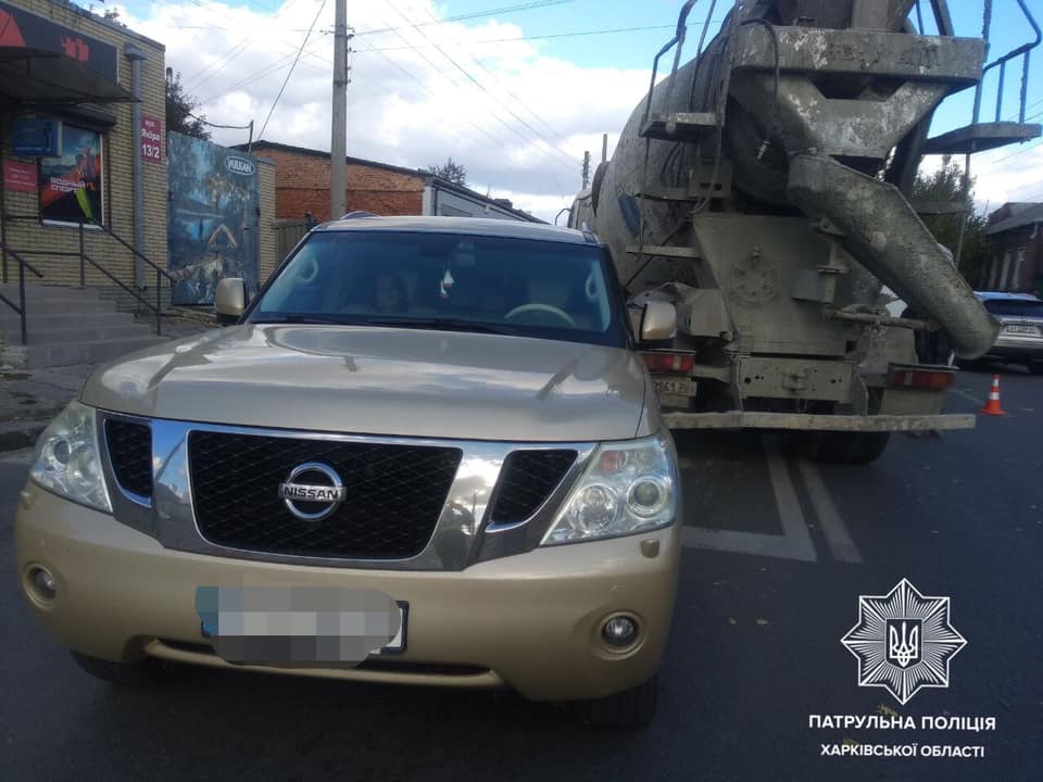 В Харькове грузовик нарушил ПДД и протаранил две машины (фото)
