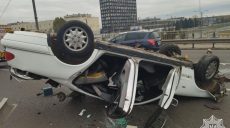 В Харькове Mercedes перевернулся на крышу: водителя и пассажиров увезли на «скорой»