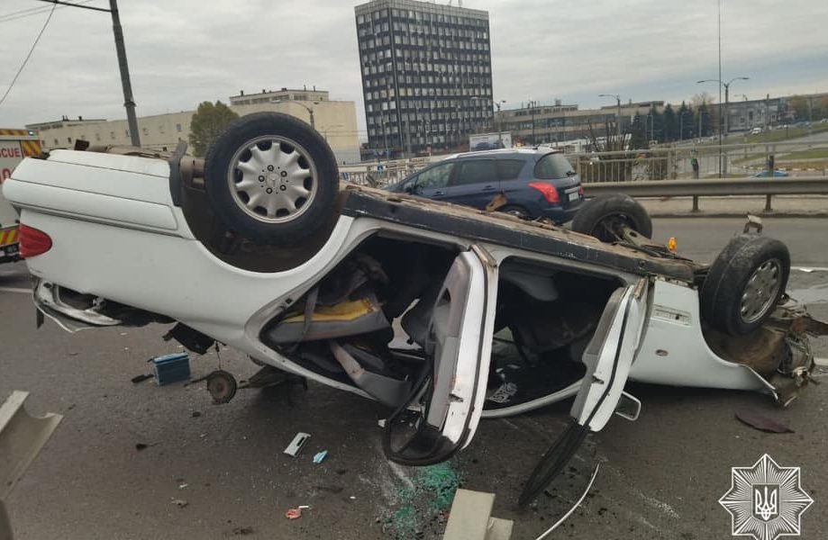 В Харькове Mercedes перевернулся на крышу: водителя и пассажиров увезли на «скорой»