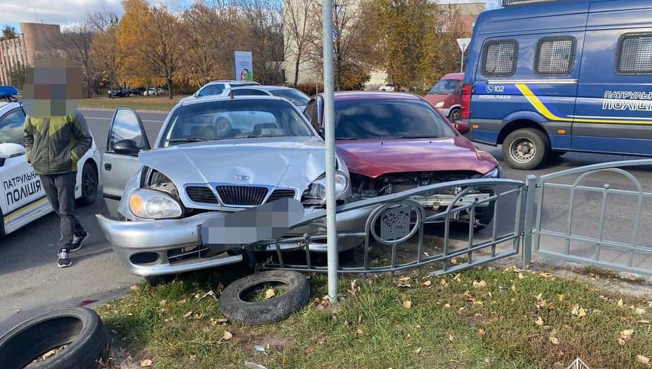 Столкновение двух легковушек в Харькове: пострадали пассажир и водитель