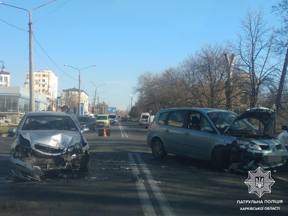 В Харькове столкнулись два легковых автомобиля