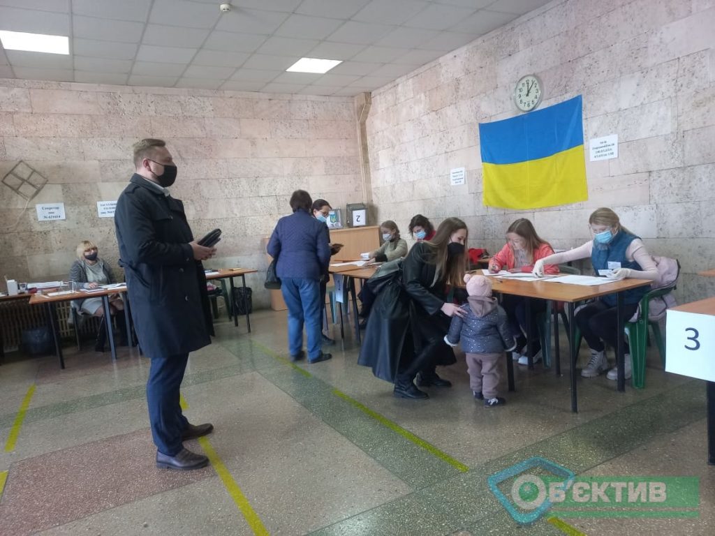Кандидат в мэры Харькова Константин Немичев пришел голосовать вместе с женой (фото)