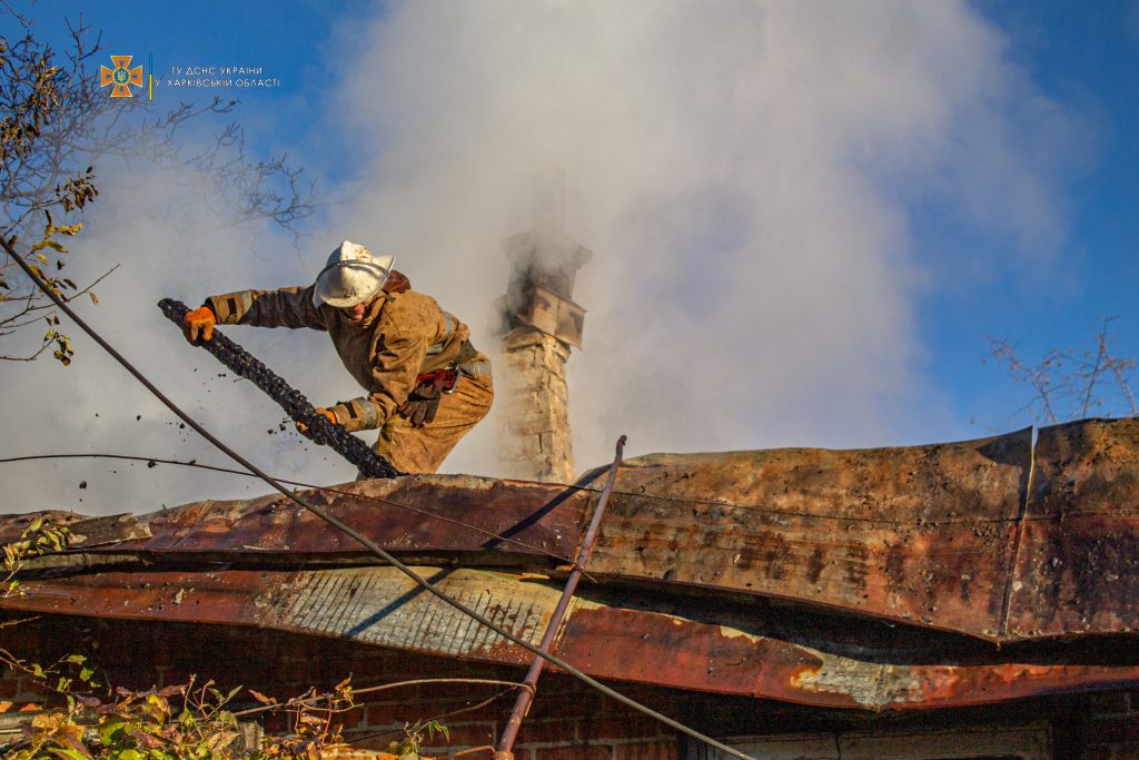 На Харьковщине произошел пожар в жилом доме, горели вещи на чердаке (фото)