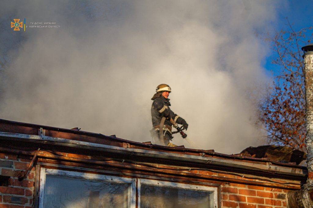 В Харьковской области на чердаке жилого дома горели вещи