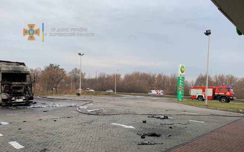 В Харьковской области четвертые сутки горит газовый конденсат на АЗС (фото, видео)
