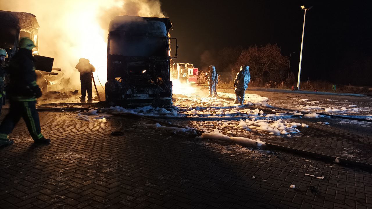 В Харьковской области продолжается ликвидация пожара на АЗС фото 2