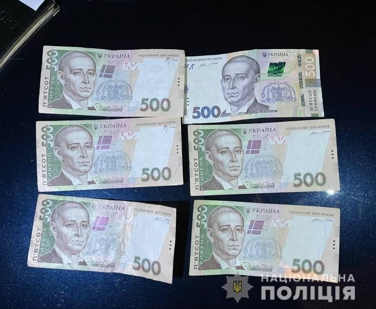 В Харькове рецидивист залез в чужое авто и украл оттуда деньги