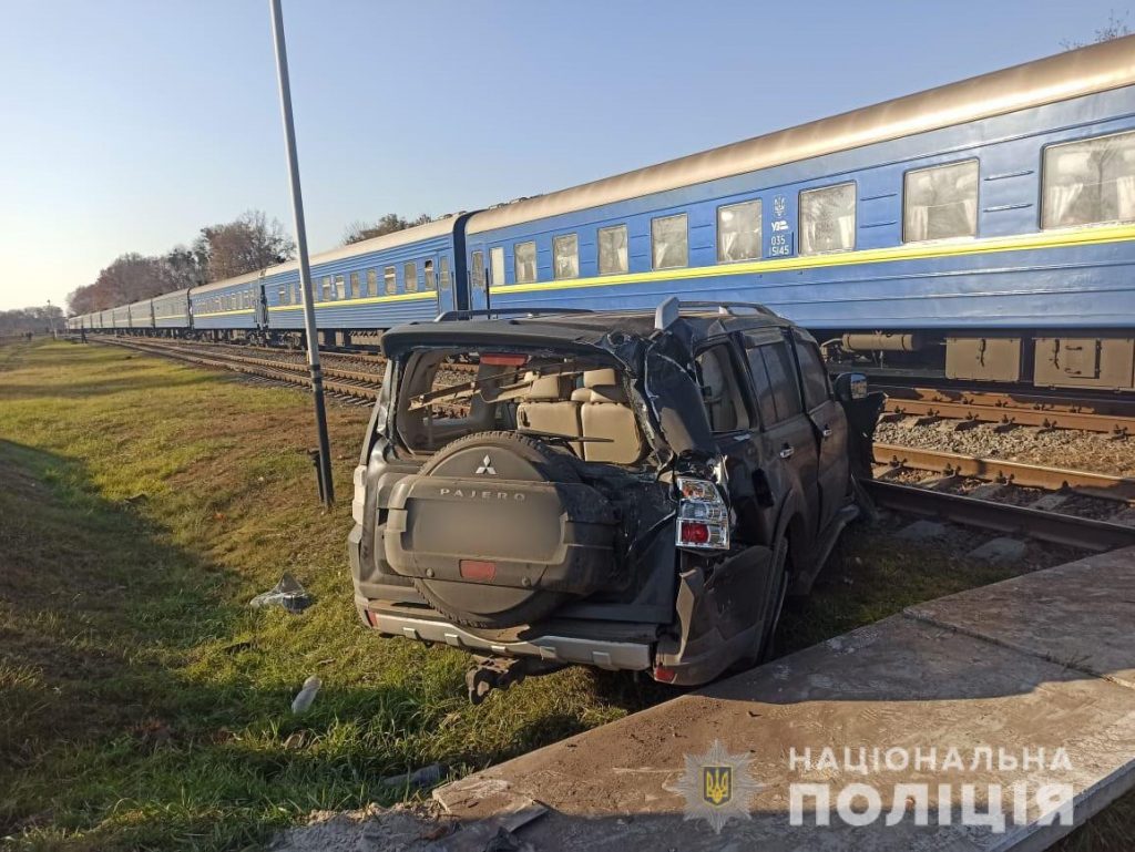 В Харьковской области поезд врезался в автомобиль: водитель в больнице (фото)