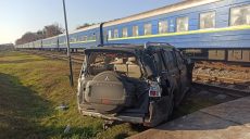 В Харьковской области поезд врезался в автомобиль: водитель в больнице (фото)