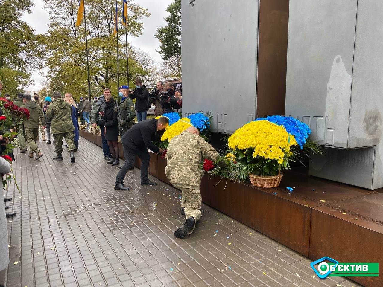 К Монументу защитникам Украины в Харькове возложили цветы 