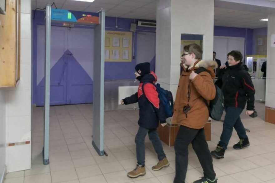 Стрельба в школах. В школах Киева на входах установят рамочные металлодетекторы